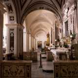 I marmi policromi trionfano nella pavimentazione, nella decorazione dell�altare e nelle nicchie poste nelle navatelle
